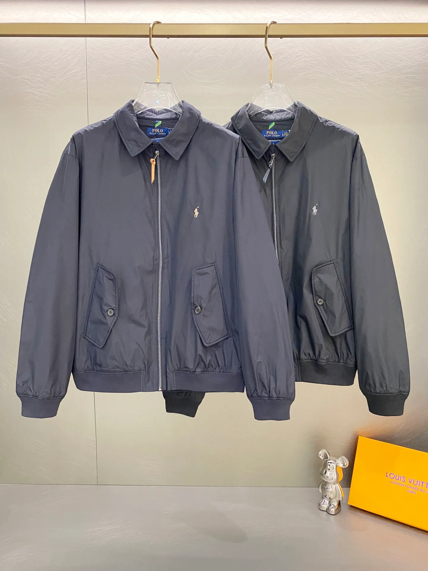 P370 Ralph Lauren classic solid color LOGO embroidered jacket. Original customer-supplied high-quality fabric. Ingredients: 100% T. Added three-proof technology. Windproof, waterproof and anti-fouling. The fabric is added with glue technology. The fabric surface is smooth, crisp and stylish. This style of clothing seems simple and unremarkable, but the workmanship is complex. There are many details. The small lanyard design of the inner pocket also achieves the same details as the original version. The hem and cuff threads are imported high-density high-speed threading machine. The overall tightness and style The pony embroidery on the chest is embroidered with an imported Behringer embroidery machine. The smaller the pattern, the smaller the pattern. It seems simple but is actually complicated! The ropes of the pony, the sticks and the contours of the horse all like the configuration of the embroidery machine. They are simple but not simple. They are made by foreign trade factories. The pockets are opened using a professional template machine. Small details such as threads are manually marked to ensure delivery quality that is unmatched by small workshops. Full clothing accessories and hardware, molded LOGO zipper pullers and horn buckle side LOGOs all require extremely high molds to achieve the effect. The leather head of the zipper puller is made of imported cowhide, which is soft and durable. Color: black (gray embroidery, black slider), dark blue (khaki embroidery, khaki slider)